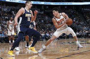 看著都疼！布克突破肘到約基奇下巴 后者痛苦倒地