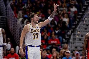 ??東契奇單節(jié)20+次數(shù)超越詹姆斯獨(dú)占?xì)v史第六！3場(chǎng)內(nèi)2次單節(jié)20+