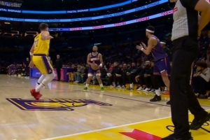 不算！狄龍空位三分命中 但因踩到邊線取消了