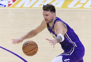 又失誤了！狄龍搶斷東契奇 馬威跟進雙手暴扣