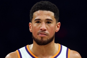 中途傷退！喬丹·奧特：布克是在首節(jié)突破海斯的防守時(shí)受的傷