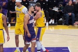 心大！東契奇罰球命中狄龍上前擊掌慶祝 東子笑了作勢要肘擊他