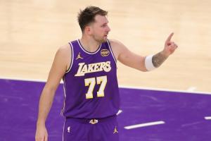 ??根本攔不??！東契奇首節(jié)再轟20分！4場比賽3次首節(jié)20+！