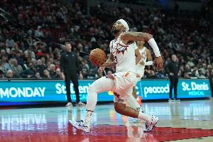 表現(xiàn)不錯！古德溫替補(bǔ)10中5&三分7中3拿到13分 另有5助3斷