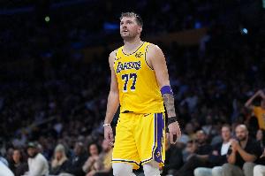 這動作很嫻熟！東契奇單打狄龍 翻身后仰金雞獨立中投命中！