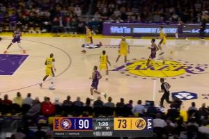 ??心態(tài)崩了？湖人5個人退而不防 鄧恩輕松笑納快攻空籃