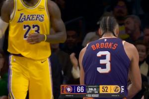 ??狄龍超車詹姆斯快攻扣籃 對著詹姆斯狂比他的標志性慶祝動作