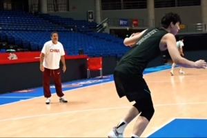 NBA頂級(jí)教練Bill特訓(xùn)李俊賢——今日課程：籃下終結(jié)訓(xùn)練！