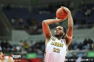 超高效兩雙！卡爾頓10中9拿到19分12板2助 正負(fù)值+19