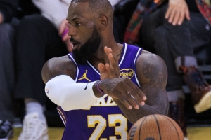 傳球為先！詹姆斯賽季至今完成47次助攻 33個運動戰(zhàn)進球