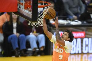 想造犯規(guī)沒給！小克雷格·波特?cái)Q著身子漂移三分 皮球空心命中