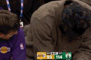 在聊啥這么開心！詹姆斯和里夫斯在替補(bǔ)席嘎嘎嘎偷笑