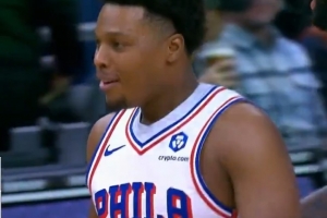 老鋼炮好久不見！洛瑞兜出來命中三分 76人領(lǐng)先到21分！