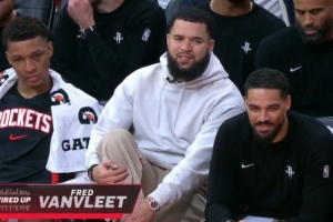 范弗里特在替補(bǔ)席喊話狄龍：你有得過40分？讓我見識(shí)一次吧??