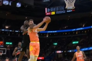 急眼了？迪恩·韋德反擊上籃被加西亞劈頭蓋臉摟下 后者一級(jí)惡意