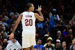 徹底碾壓！騎士第三節(jié)以44-19凈勝馬刺25分 杰倫·泰森個(gè)人16分