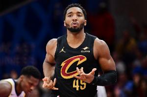 攻擊手！多諾萬(wàn)·米切爾17中9拿到28分8助3斷 罰球11中9