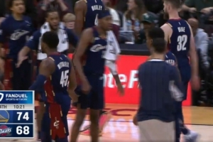 準(zhǔn)備搞事？米切爾底角不講理三分打停勇士 分差僅剩6分