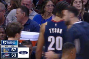 摩西摩西！穆迪單臂甩傳底角助桑托斯射落三分 一舉建立14分優(yōu)勢(shì)