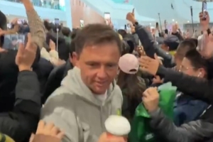 人山人海！北京國安足協(xié)杯奪冠返京，球迷機場齊唱隊歌燃爆現場