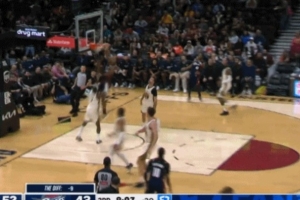 聽(tīng)名字就很猛！泰森借轉(zhuǎn)換快攻機(jī)會(huì) 單臂炸扣完成終結(jié)