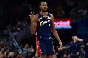 填滿數(shù)據(jù)欄！莫布里19投8中&罰球2中2 得到18分10板1助1斷1帽