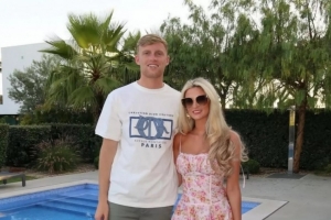 浪漫！23歲埃弗頓后衛(wèi)布蘭斯維特與女友訂婚，地點在迪拜酒店