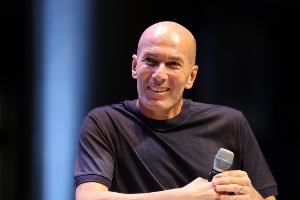 寶刀不老！齊達(dá)內(nèi)在“宇宙聯(lián)賽”中破門+寫意挑傳助攻