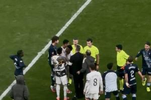 上頭??貝林厄姆賽后還找裁判理論，被維尼修斯勸回