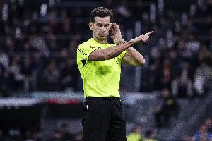 瘋狂??皇馬本輪西甲被主裁出示3紅7黃！7人吃牌，替補席1紅1黃