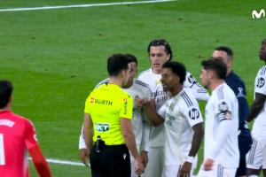 主裁連掏5張牌！羅德里戈怒噴：放尊重點(diǎn)，看看你現(xiàn)在在哪？