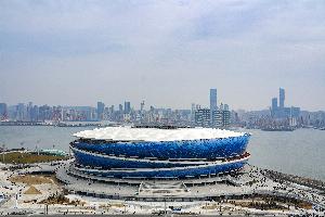 中超目前有7座專業(yè)足球場(chǎng)，還有申花和鐵人改造的專業(yè)足球場(chǎng)