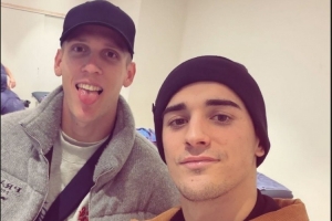 早日康復(fù)！加維社媒曬與奧爾莫合照，后者仍戴著肩托