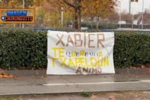 皇馬球迷基地外掛橫幅支持阿隆索：我們愛你，冠軍，加油！