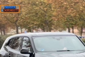 貝林厄姆抵達(dá)皇馬基地時(shí)眉骨處貼著紗布，此前被伊格萊西亞斯肘擊