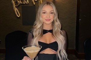 性感迷人！哈利伯頓未婚妻曬觀戰(zhàn)照to網(wǎng)友：來和我坐在一起看球吧