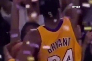 這高度！文班車站里走路差點撞到天花板的指示牌