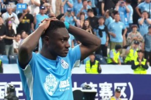 臥龍鳳雛?。》ū葕W點(diǎn)球被撲，馬萊萊點(diǎn)球擊中橫梁