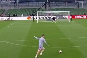 主教練正在熱身？阿隆索曾在踩場訓(xùn)練中小試一腳任意球竟直奔死角