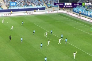 腳后跟妙傳！恩里克在弧頂腳后跟傳入禁區(qū)，奧斯卡一蹴而就??