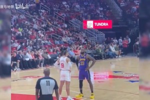 繃不住了！名場面：比賽休息時間，詹姆斯和狄龍在場上叉腰對視！