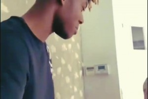 尼科媽媽這做的有點像中國黃糕，但這么大一塊不切開嘛??