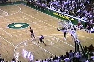 身體素質(zhì)確實炸裂??！巔峰喬丹可以連續(xù)上演罰球線暴扣！??