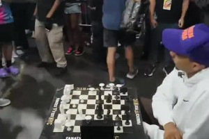 和他試試中國(guó)象棋！文班亞馬休賽期生活豐富，與球迷玩國(guó)際象棋