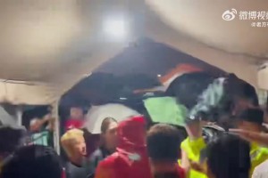 現(xiàn)場(chǎng)實(shí)拍于漢超和李帥發(fā)生口角！球迷高喊：李帥SB！??