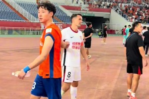 泰山隊(duì)憾負(fù)成都蓉城，賽后兩隊(duì)球員進(jìn)行寒暄