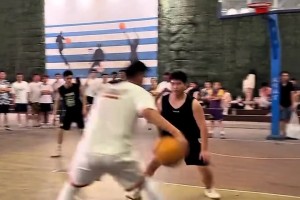 奈何手感不好 瘋狂打鐵！賀天舉野球場和球迷切磋球技~