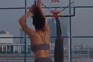 你別說，穿瑜伽褲的張曼源，投籃還挺準(zhǔn)的！??