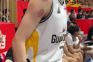 核心力量真強(qiáng)！楊力維這個“虛空座椅”的動作一般人還真做不到