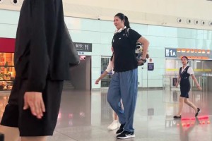 網(wǎng)友在合肥南站偶遇中國女籃隊(duì)員們 張子宇真的好高?。?！